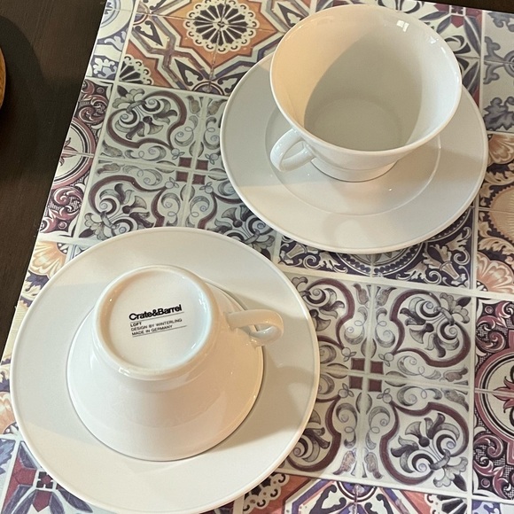 Crate&Barrel Loft White porcelain Cappuccino 4 piece set 2 cups, 2 saucers - Picture 9 of 9